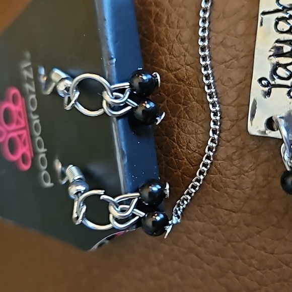 5/$25 PAPARAZZI Laugh Pendant Chain Necklace Earrings Set - Picture 3 of 5